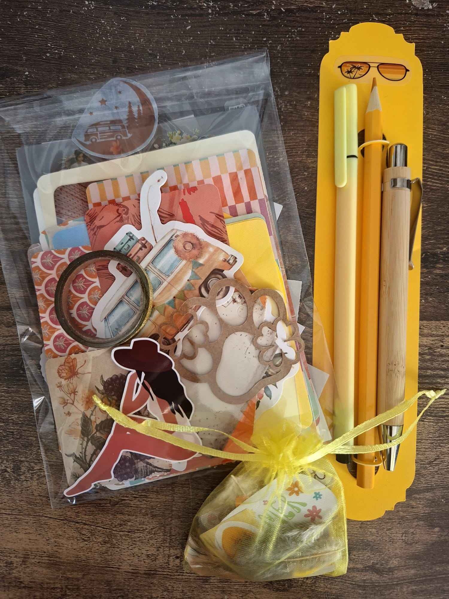 Mystery Box Cancelleria Estetica Giallo e Rosa - Journaling Kit Van Life (Pezzo Unico)